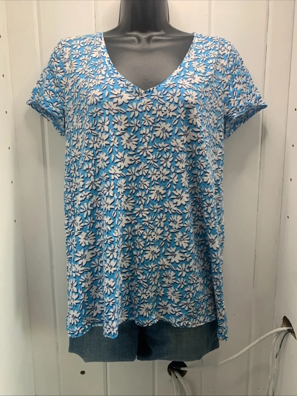 Lilly Pulitzer Top Women's M Luna Blue Etta V-Neck Cotton Tee Palm Beach Petals